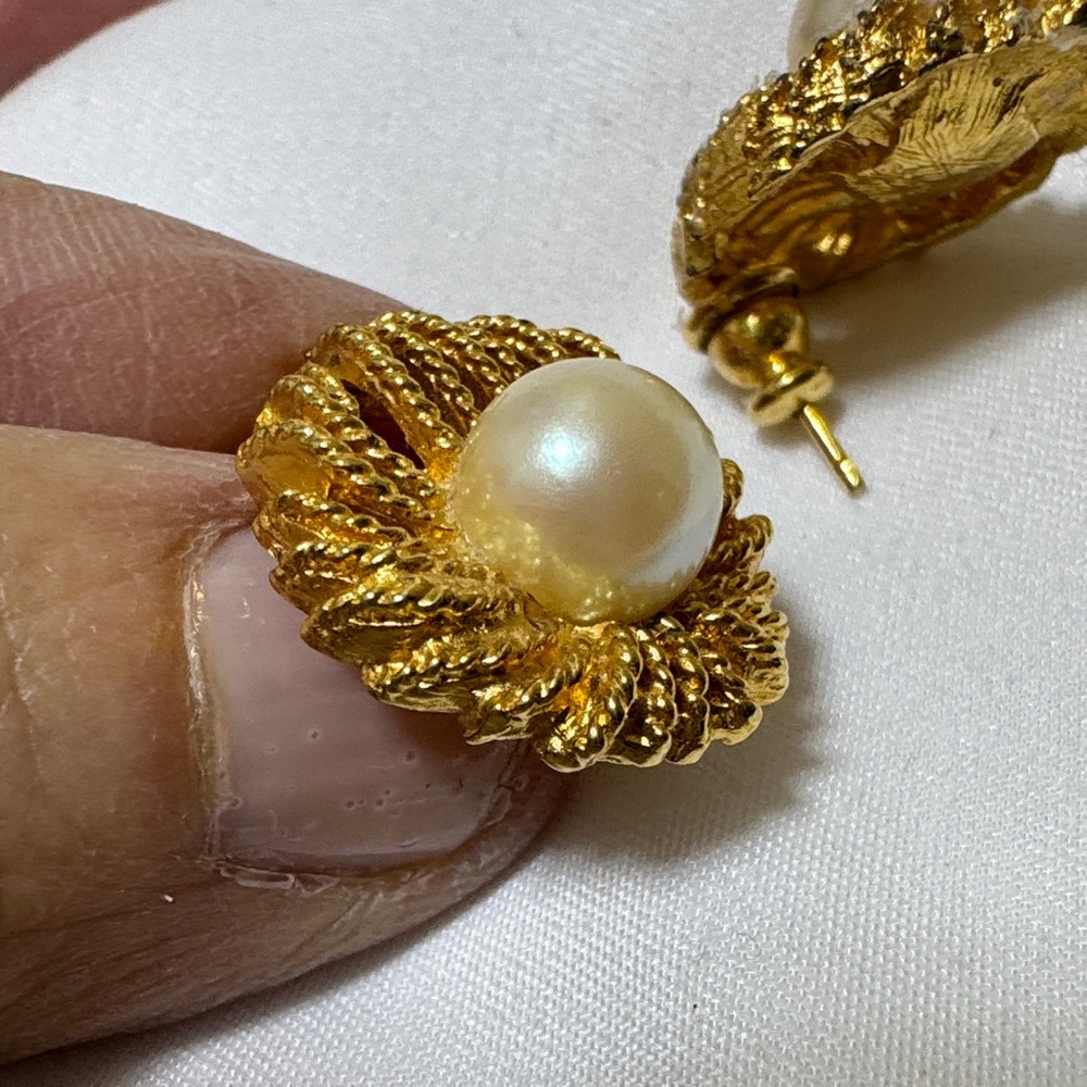 Elegant Gold and Pearl Earrings - Picture 10 of 10